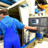 Bedienung CNC Maschine in der Industrie